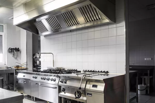 Professionnel pour poser une hotte aspirante dans les cuisines d'un restaurant étoilé, Marseille, F.C PRO